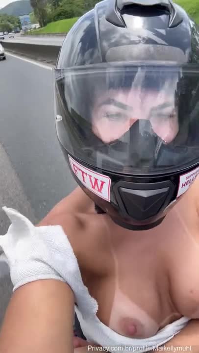 Maikelly Muhl, the bold, sending and showing the breasts in public while riding a motorcycle