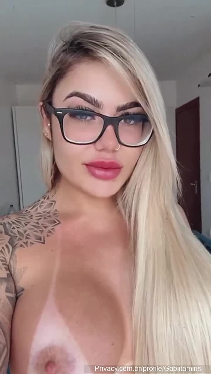 Gabi Tamiris, a gostosona do pornô legendado online, mostrando seus peitos enormes