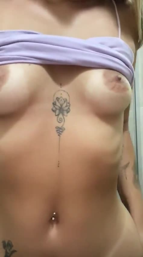 Pamela Sara (@pamelasaraa) shared some very hot videos where she shows the big tits!