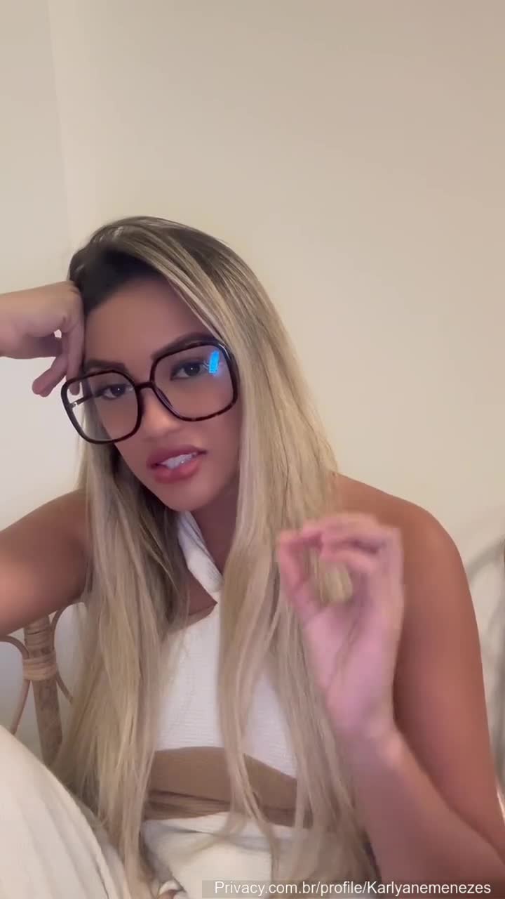 Karlyane Menezes released a subtitled video where he exchanges an idea with fans