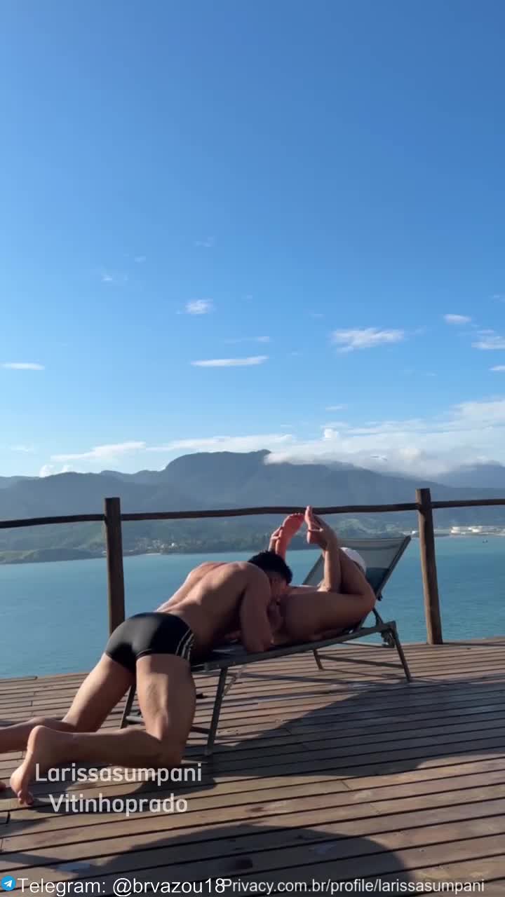 Giving a “saboreada” in the pussy of Larissa Sumpani outdoors