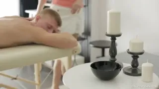 Preview of Young girl on fire to amateur sex, the ninfetinha without clothes delighting in porn with the boy, while there is a massage to spice up everything!