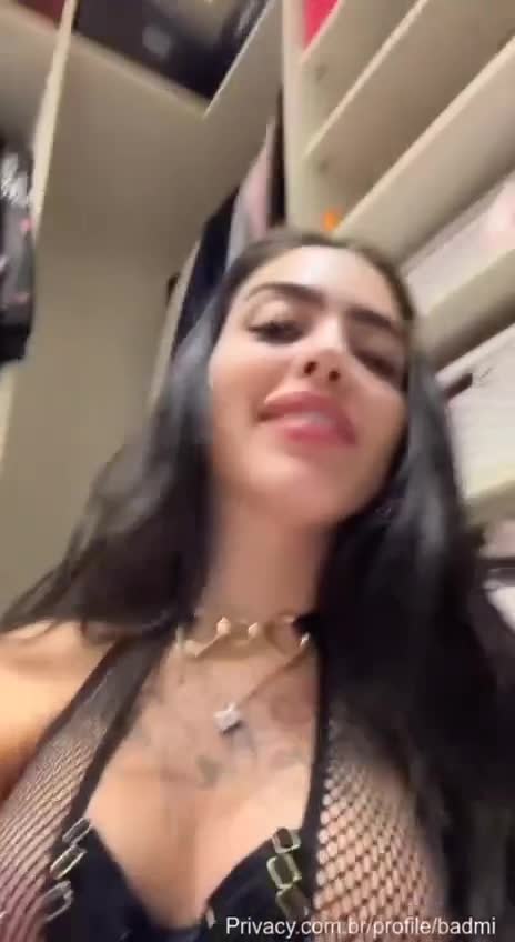 Badmi in intimacy, showing the breasts and the Bundan in Privacy