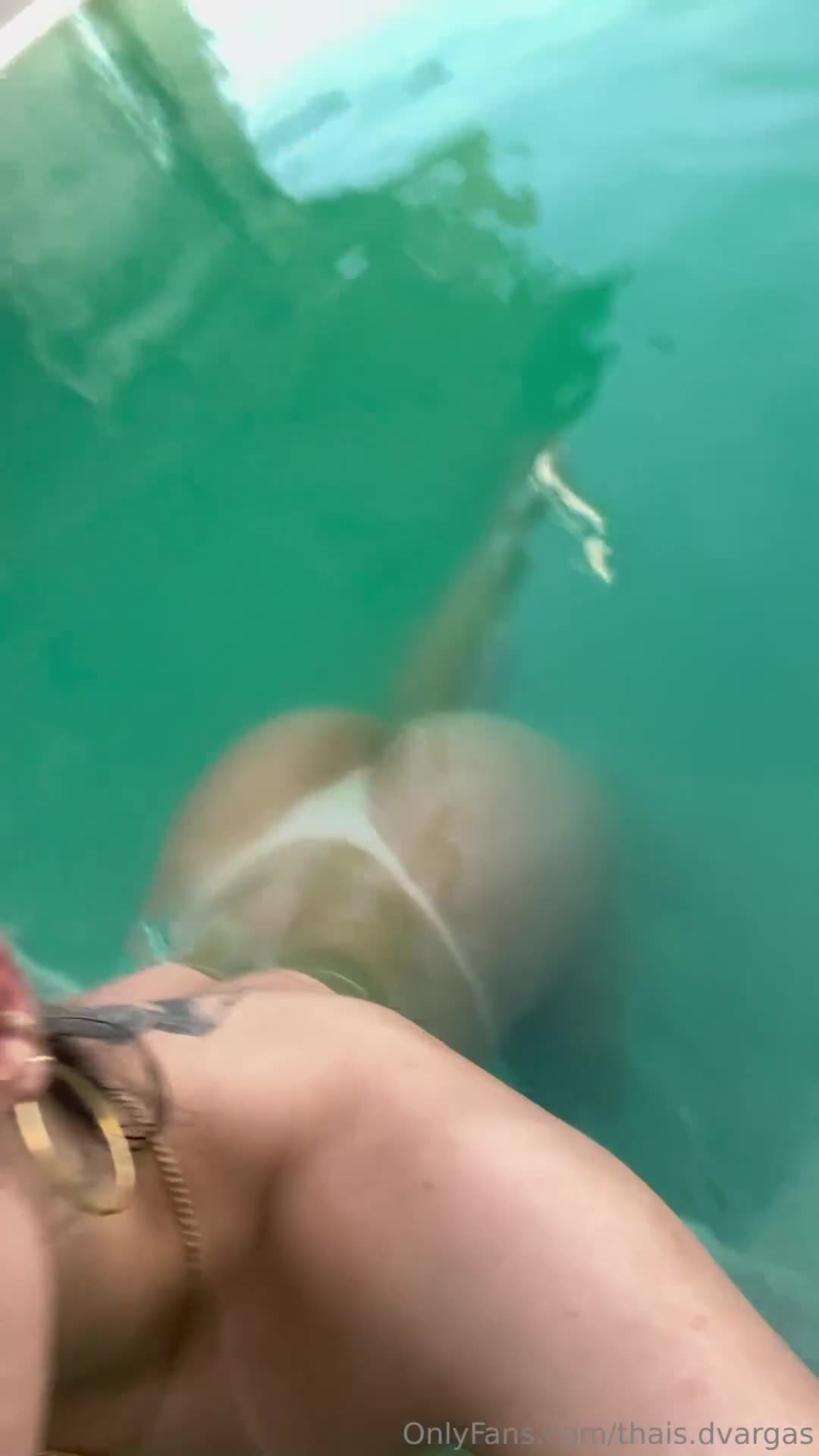 Thais de Vargas Peladona showing themselves in the motel pool