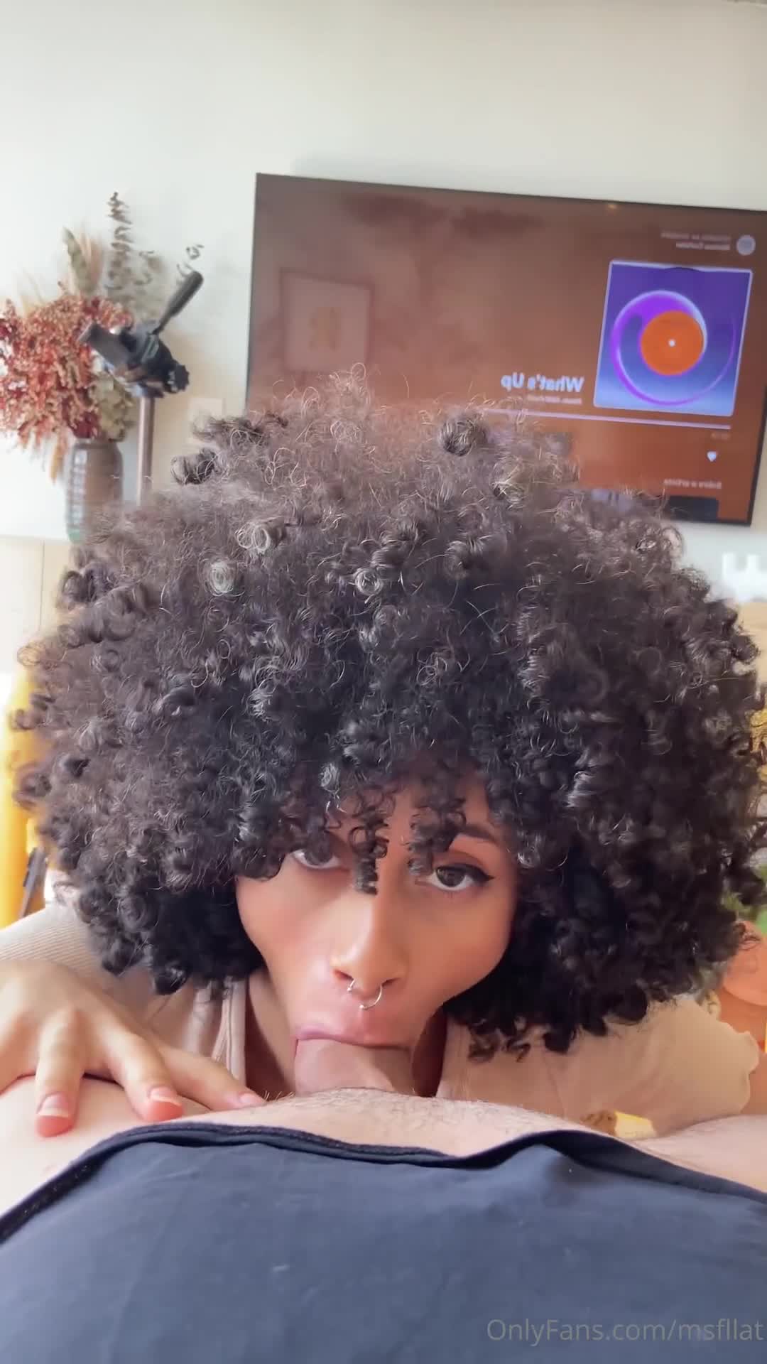 Do you know that curly msflat, full of charm? Then she played in the joke and tasted the "apple of love" of the bastard!
