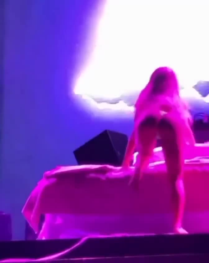 Luisa Sonza gave something to talk about on the internet by dancing without clothes on the stage during a show!