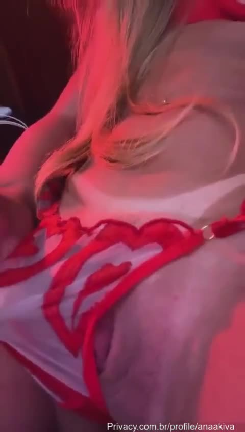 Ana Akiva, sensual creator of content on Onlyfans, showing off in a provocative way