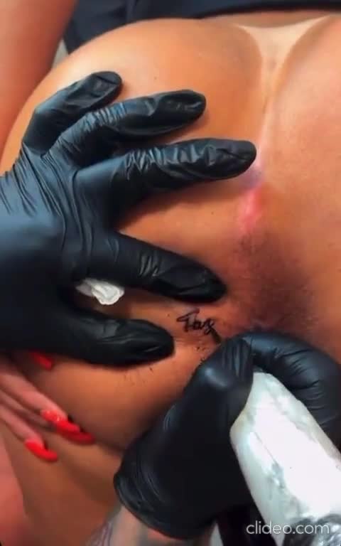 Andressa Urach showing the full video of the tattoo on the back, exclusive to Privacy