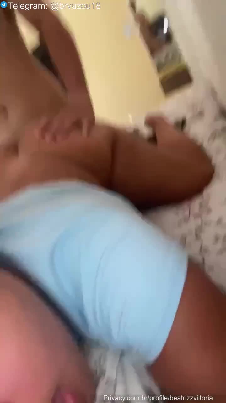 Beatriz Vitória, a horny brunette, takes a series of pyrocas in her pussy