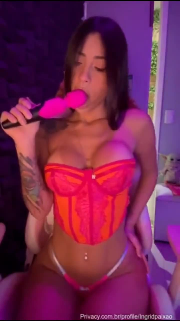 Ingrid Passion having fun with a console while rolls a blowjob