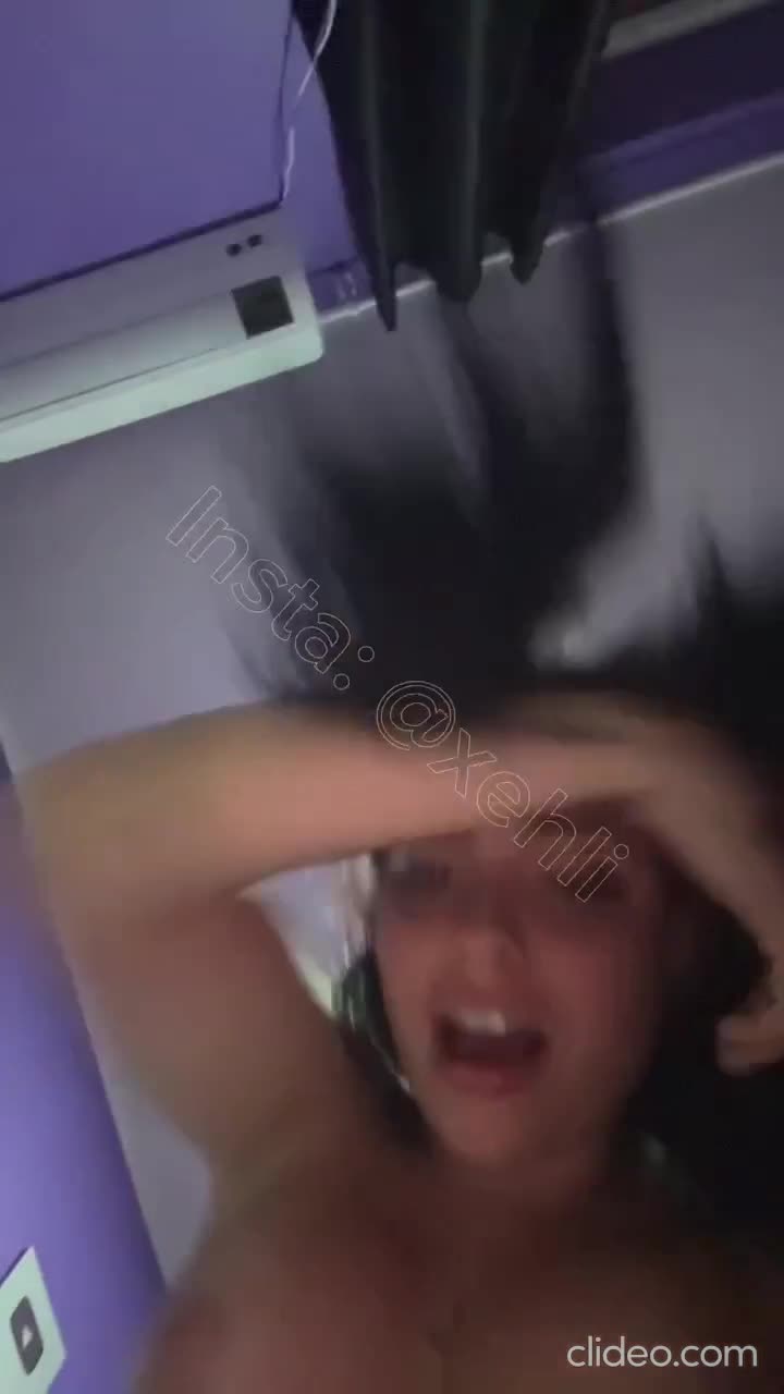 XEHLI G on Tiktok showing the body, with the breasts and the bottom show on the bed
