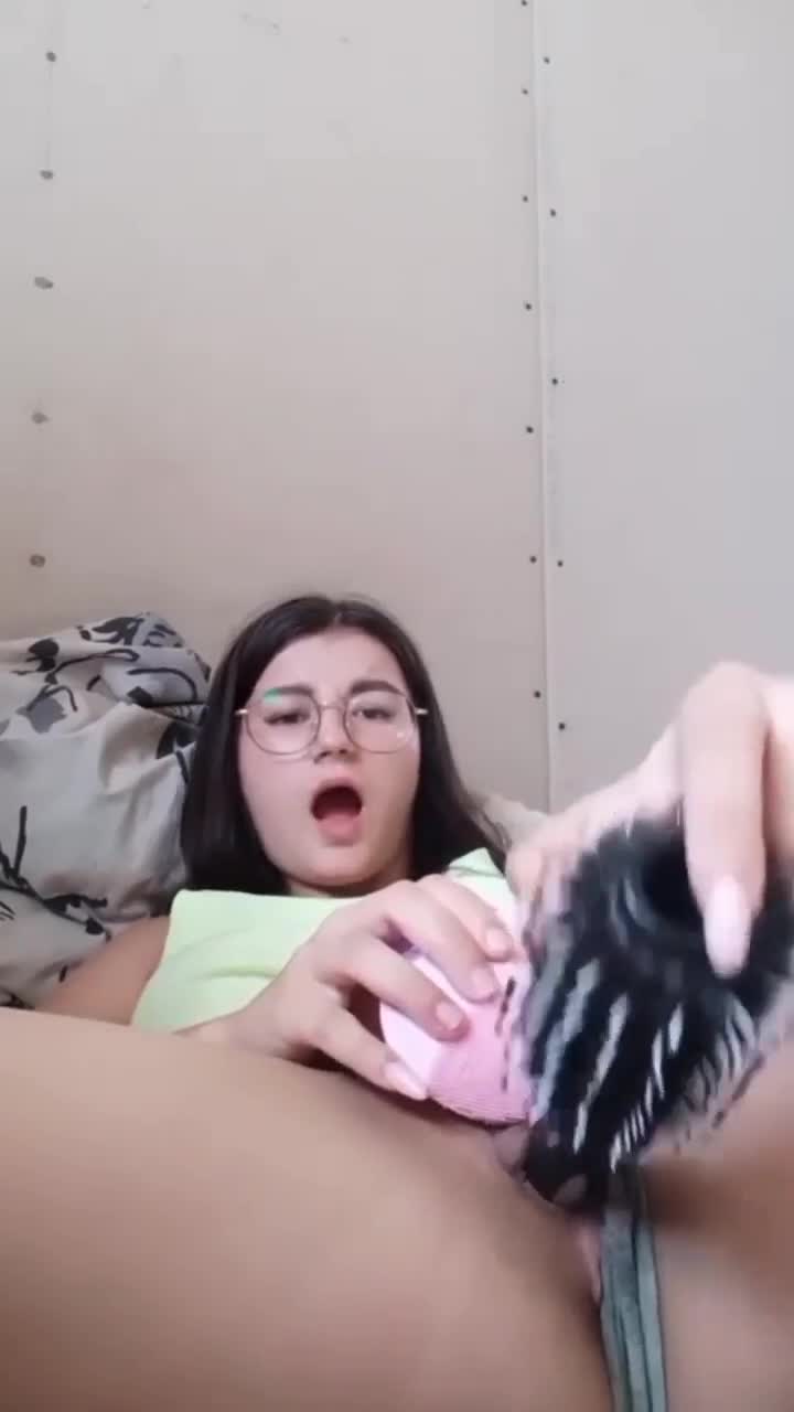 Teenager has orgasm with a hairbrush in the fleshy pussy
