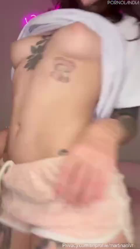 Nudes de uma magrinha ousada mostrando sua intimidade